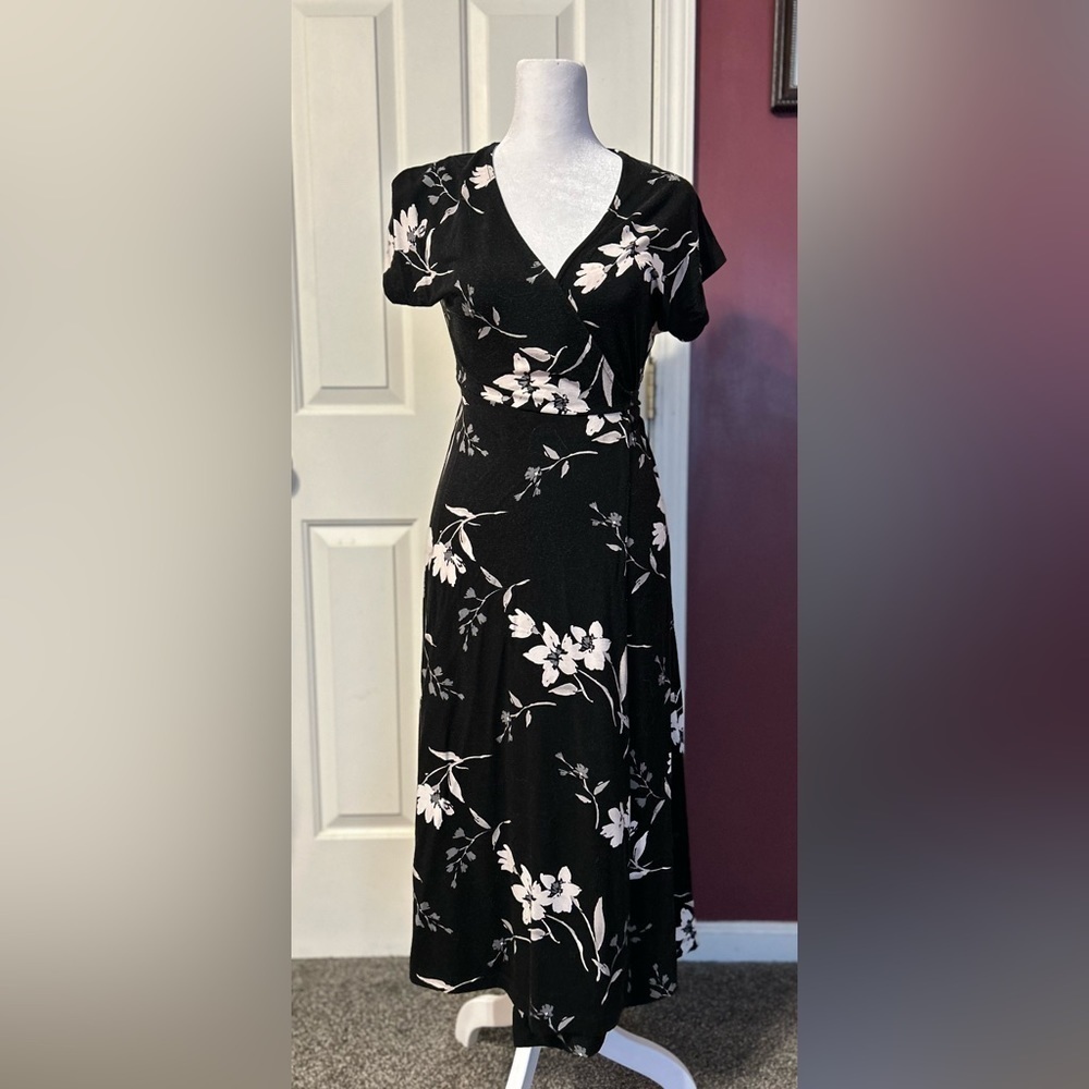 Old Navy Floral Wrap Dress Black with White Flower Pattern Size Small